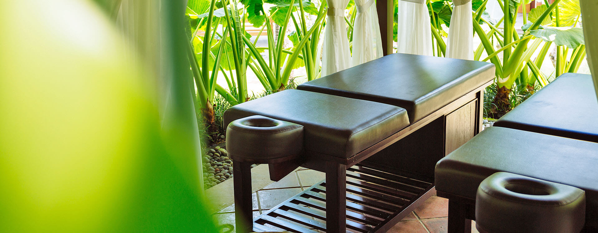 Villa Semarapura - Spa beds in a garden setting