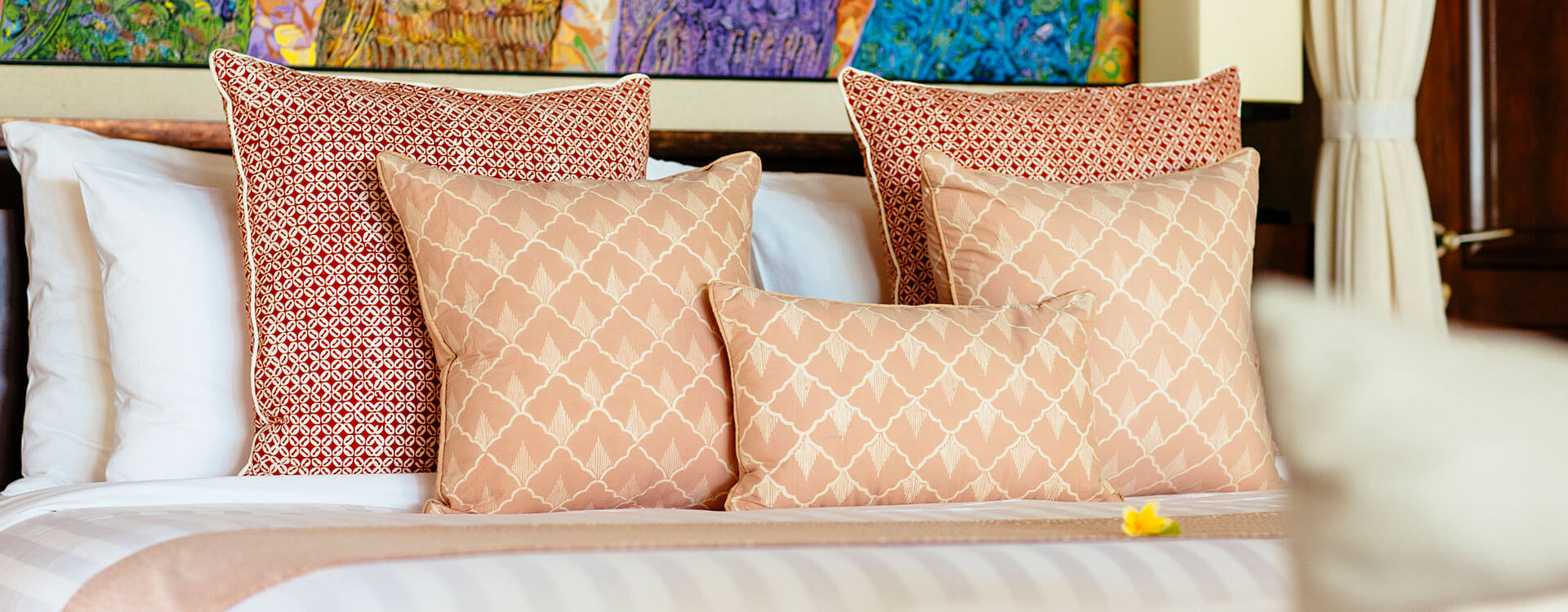 Villa Semarapura - Master bedroom cushions and art