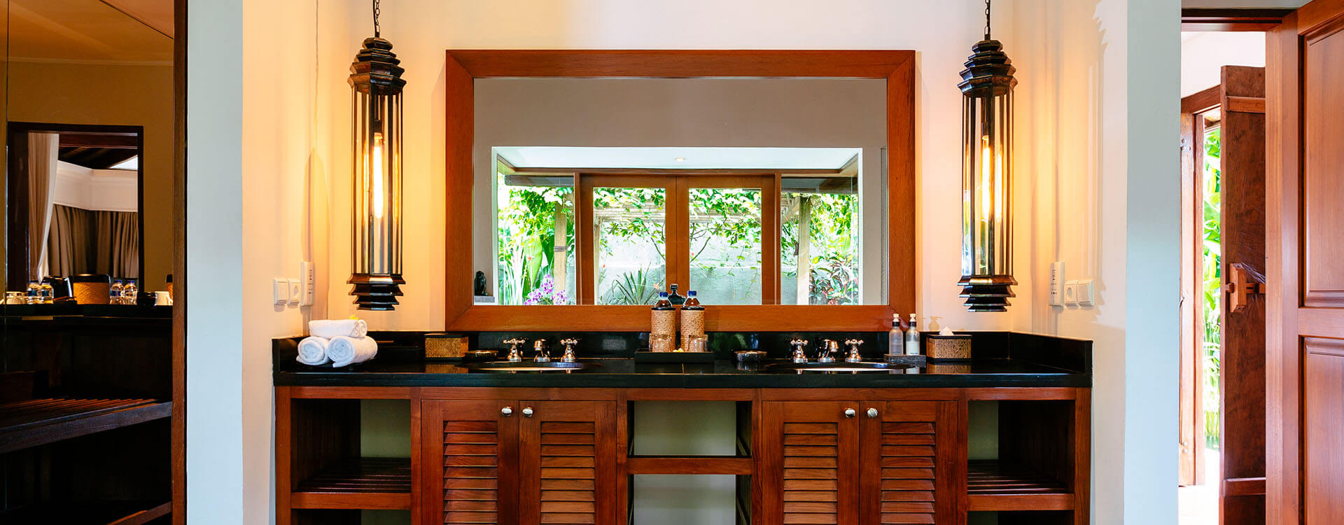 Villa Semarapura - Master bedroom ensuite bathroom and twin washbasins